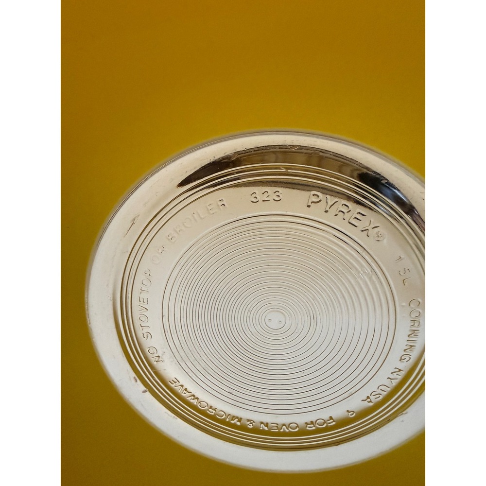 Vintage Pyrex 323 Yellow Mixing Bowl 1.5L Round Glass Nesting Bowl Made in USA - Picture 4 of 6